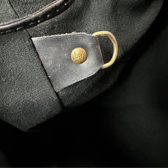 Authentic Louis Vuitton Epi Petit Noe Leather
Shoulder Bag - Picture 13 of 13